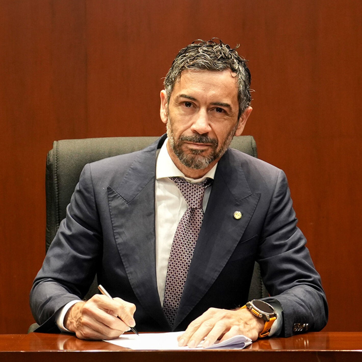 Nuevo representante de OPS Perú firmando transferencia