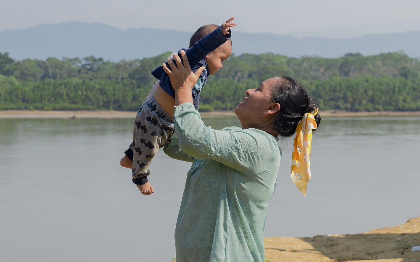 Madre cargando a hijo en el Amazonas