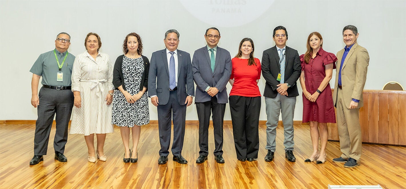 Fotografía grupal de autoridades presentes en el acto protocolar de la jornada del uso racinoal de medicamentos