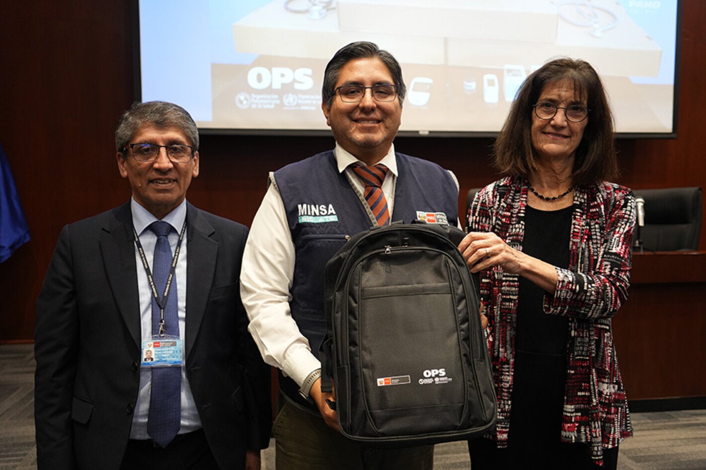 Entrega de mochilas por parte de la OPS