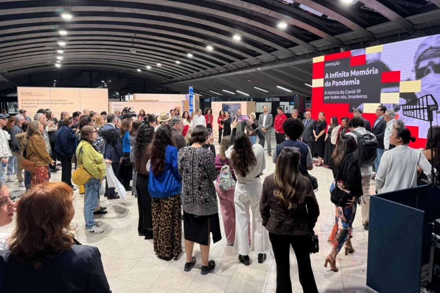 Cerimônia de abertura da exposição "A infinita memória da pandemia", no Centro Cultural São Paulo, com público reunido em frente ao espaço expositivo.