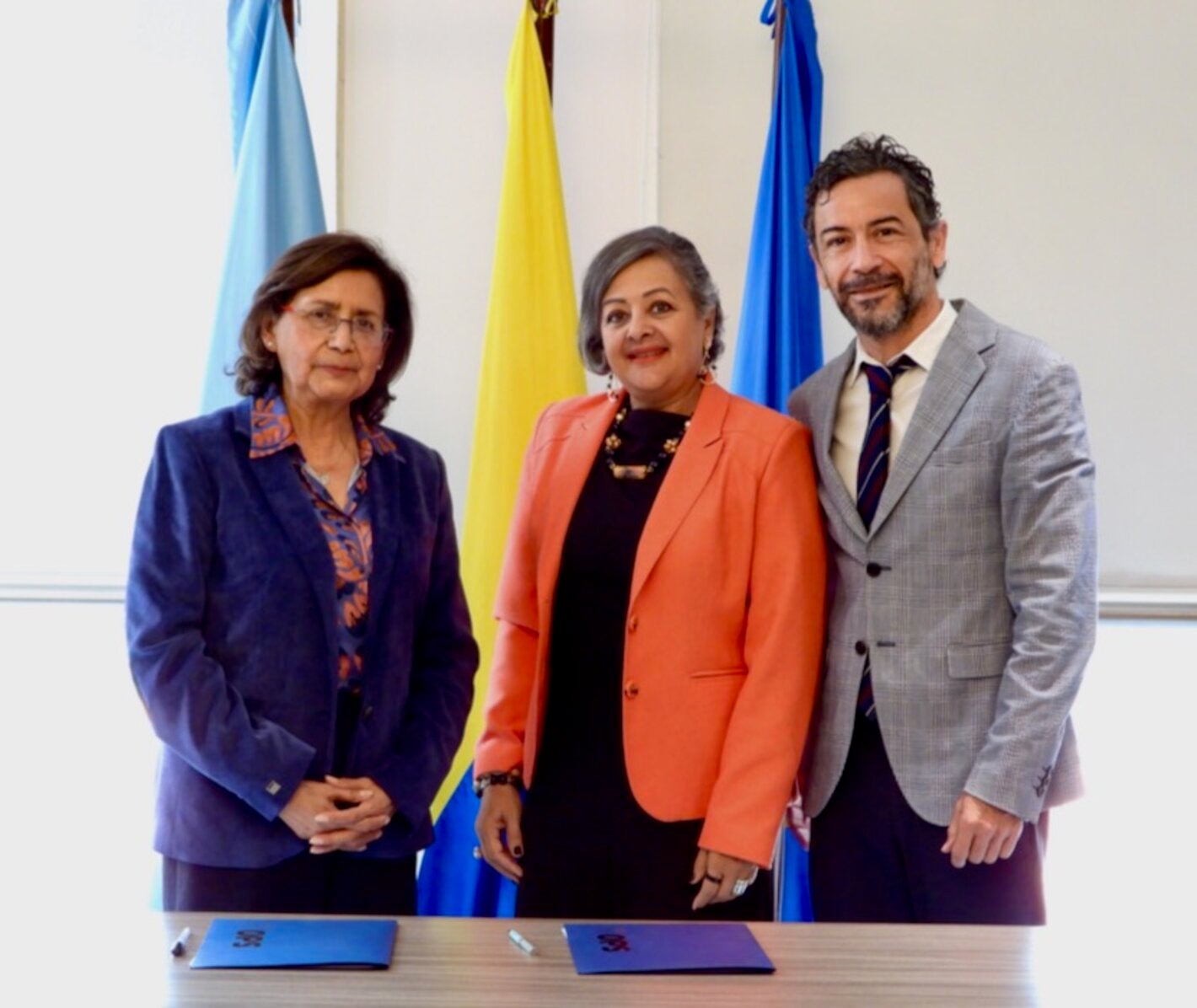 tres personas posando para la camara