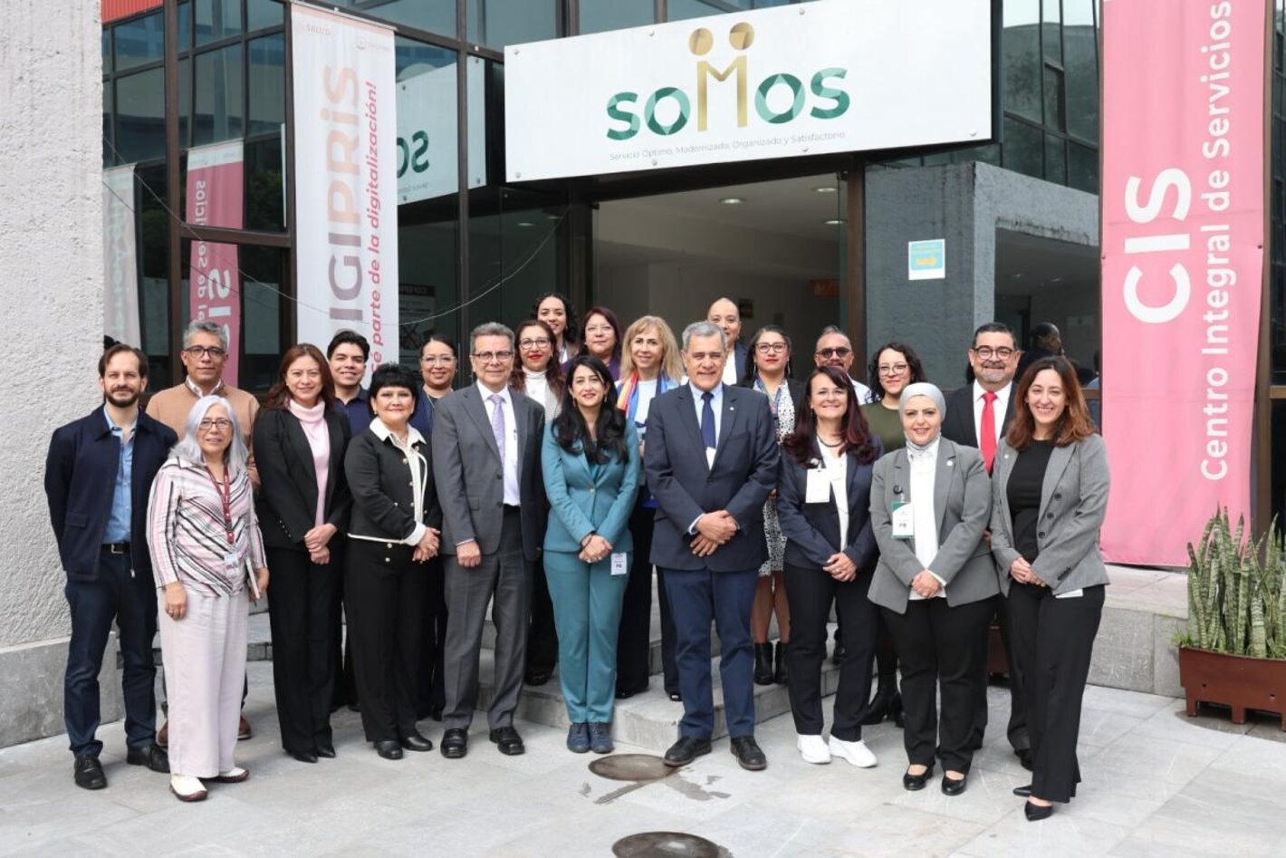 Grupo de personas que participaron en la reunión de bienvenida a la misión de la OMS.