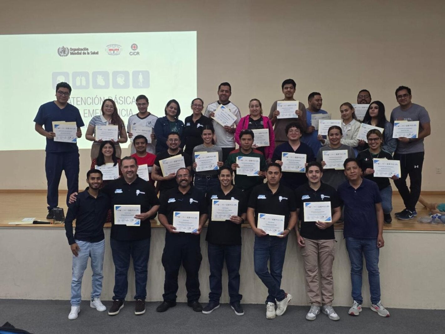 Grupo de personas que obtuvieron su diploma por concluir el curso de Atención Básica de Emergencias BEC