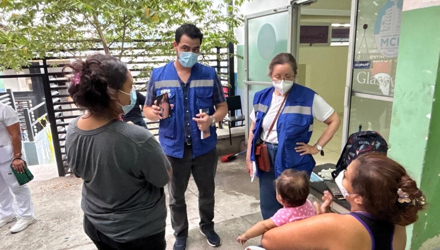 Personal de OPS entrevista a madre de niño sospechoso de sarampión