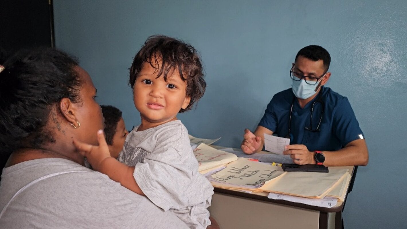 Madre con su niño en consulta