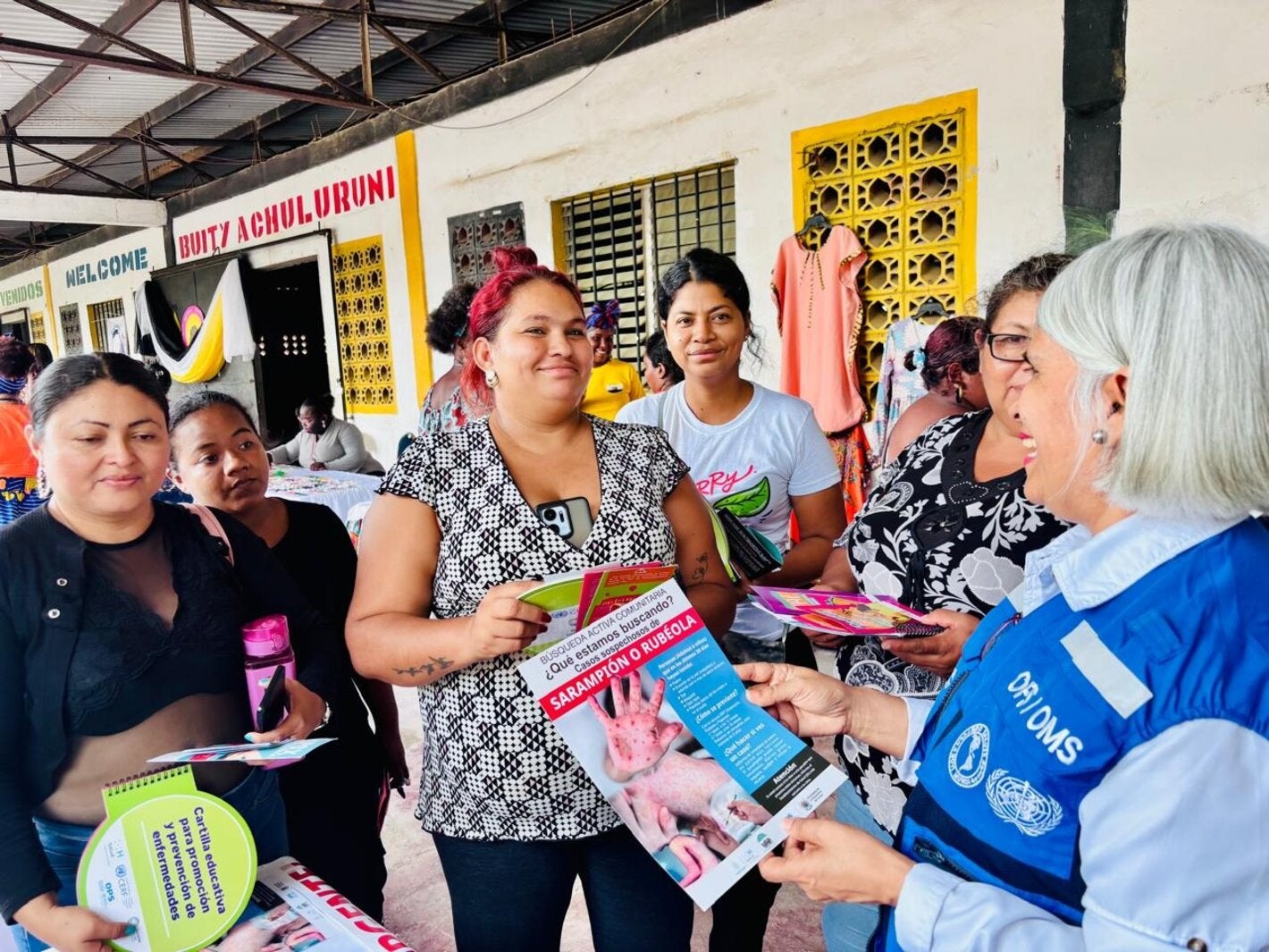 lideresas comunitarias aprenden sobre sarampión