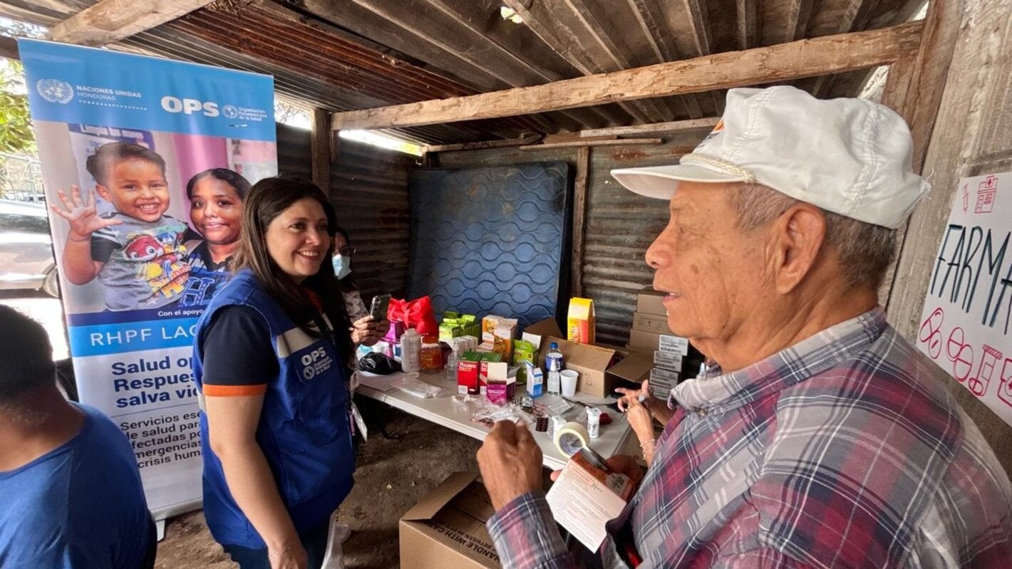 Adulto mayor recibe atención de salud en feria en La Cañada