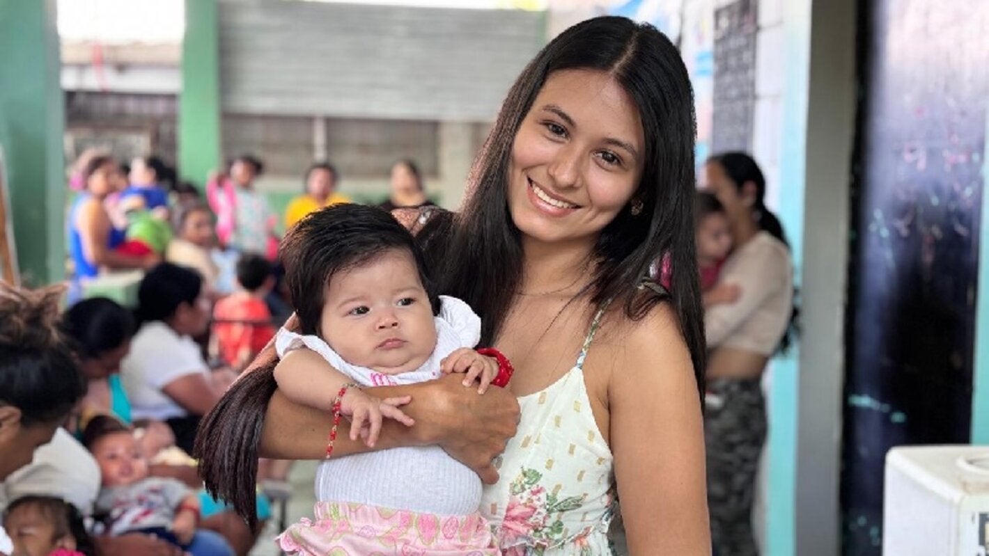 madre joven con su hija saludable