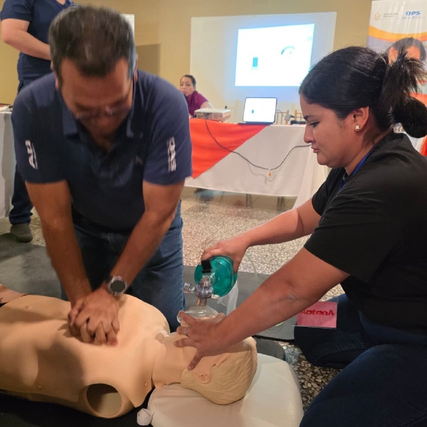 equipo aprende a brindar atención 
