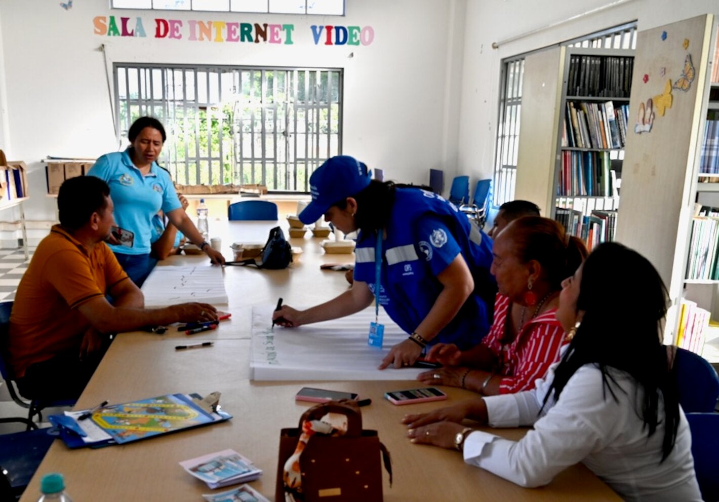 personas trabajando en reunion
