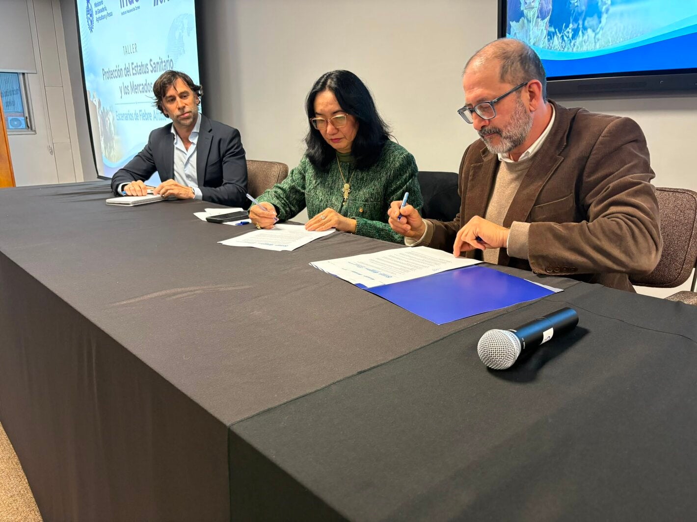 Director de PANAFTOSA, Representante de OPS Uruguay y  Marcelo Rodríguez, director general de Servicios Ganaderos del Ministerio de Ganadería, Agricultura y Pesca (MGAP) de Uruguay en la firma de la adhesión formal de Uruguay al BANVACO