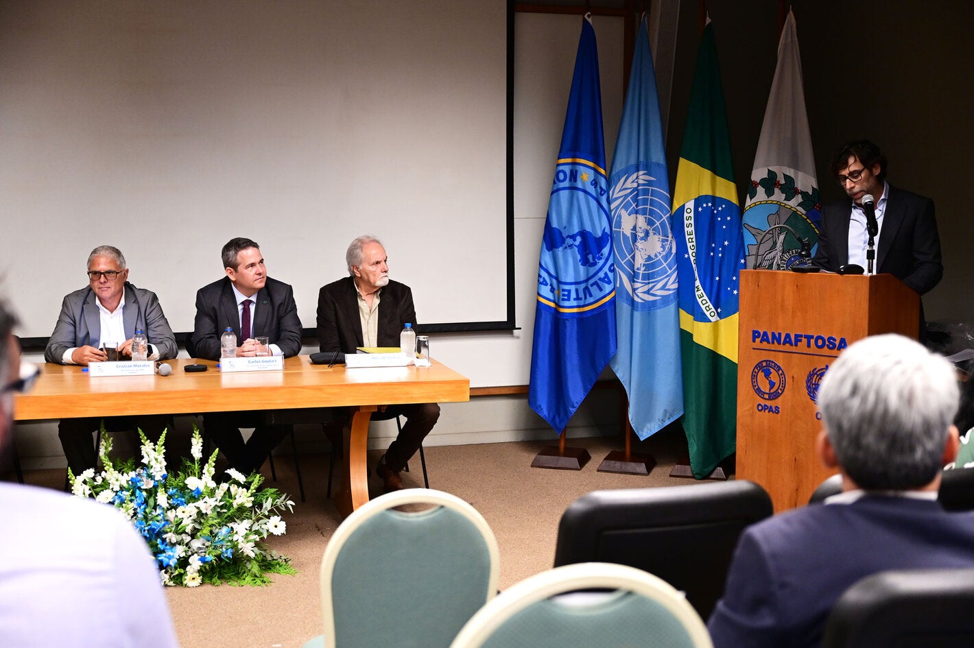 Ceremonia de aniversario de los 75 años de historia de PANAFTOSA con autoridades de Brasil, el director de PANAFTOSA y el representante de la OPS en Brasil