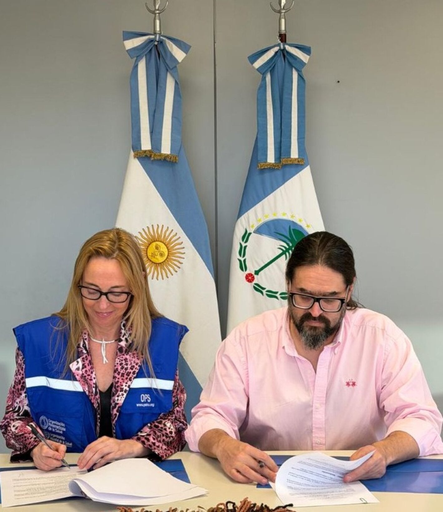 Foto de firma del acuerdo