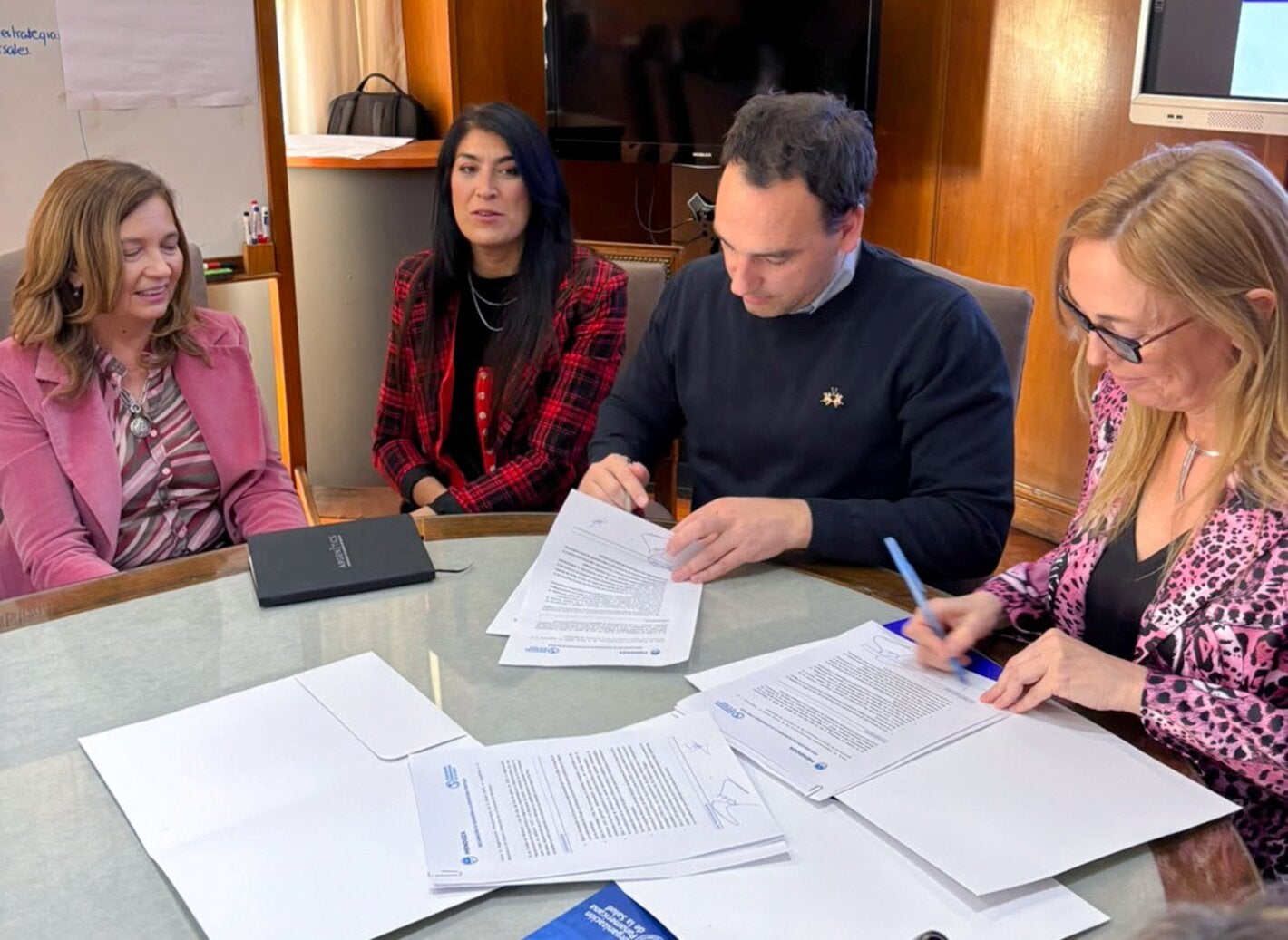 Foto de firma del acuerdo