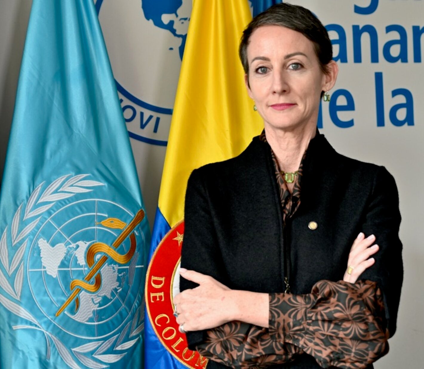 mujer cruzada de brazos