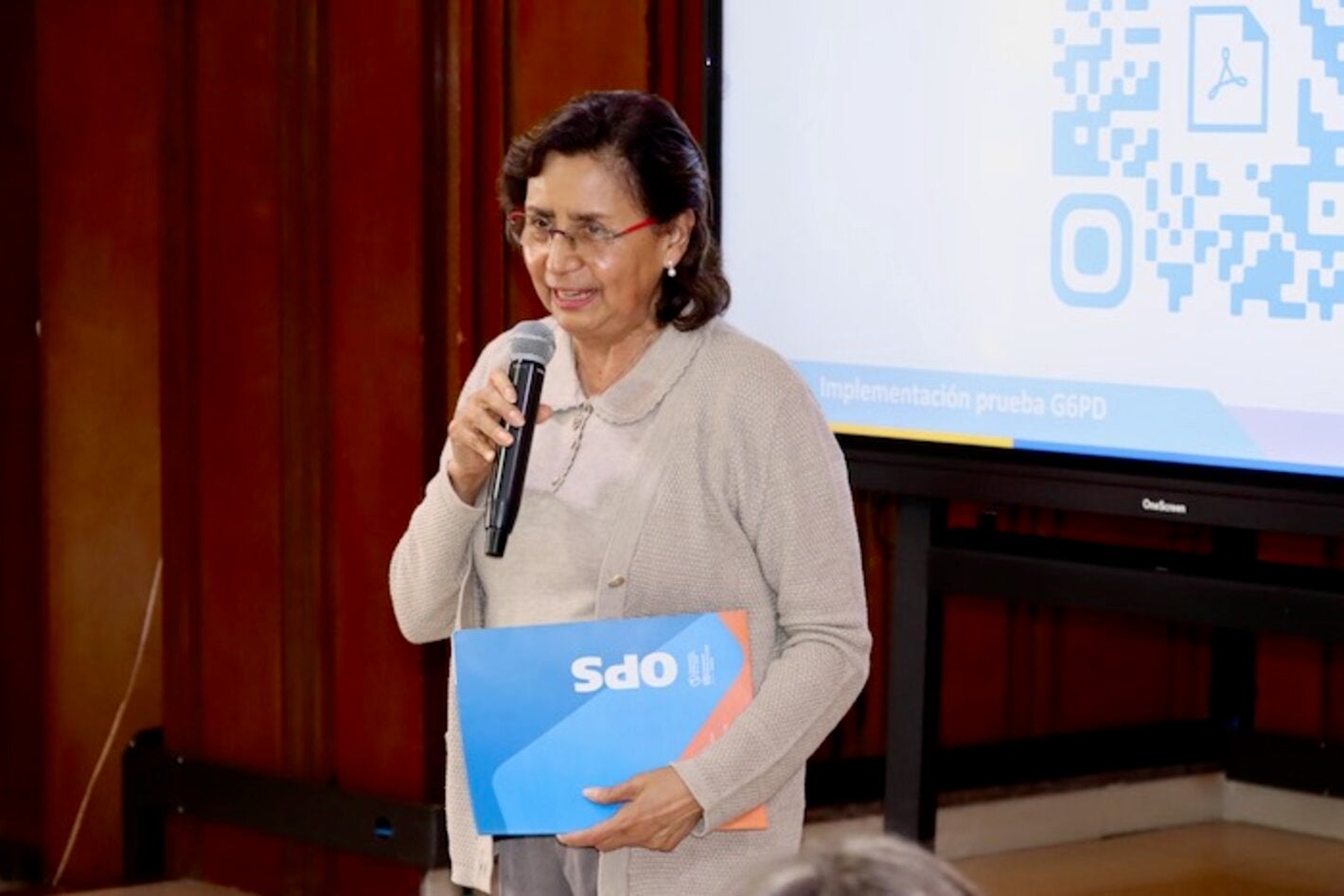mujer hablando en microfono