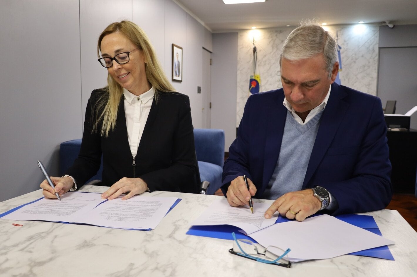 Foto de firma del acuerdo