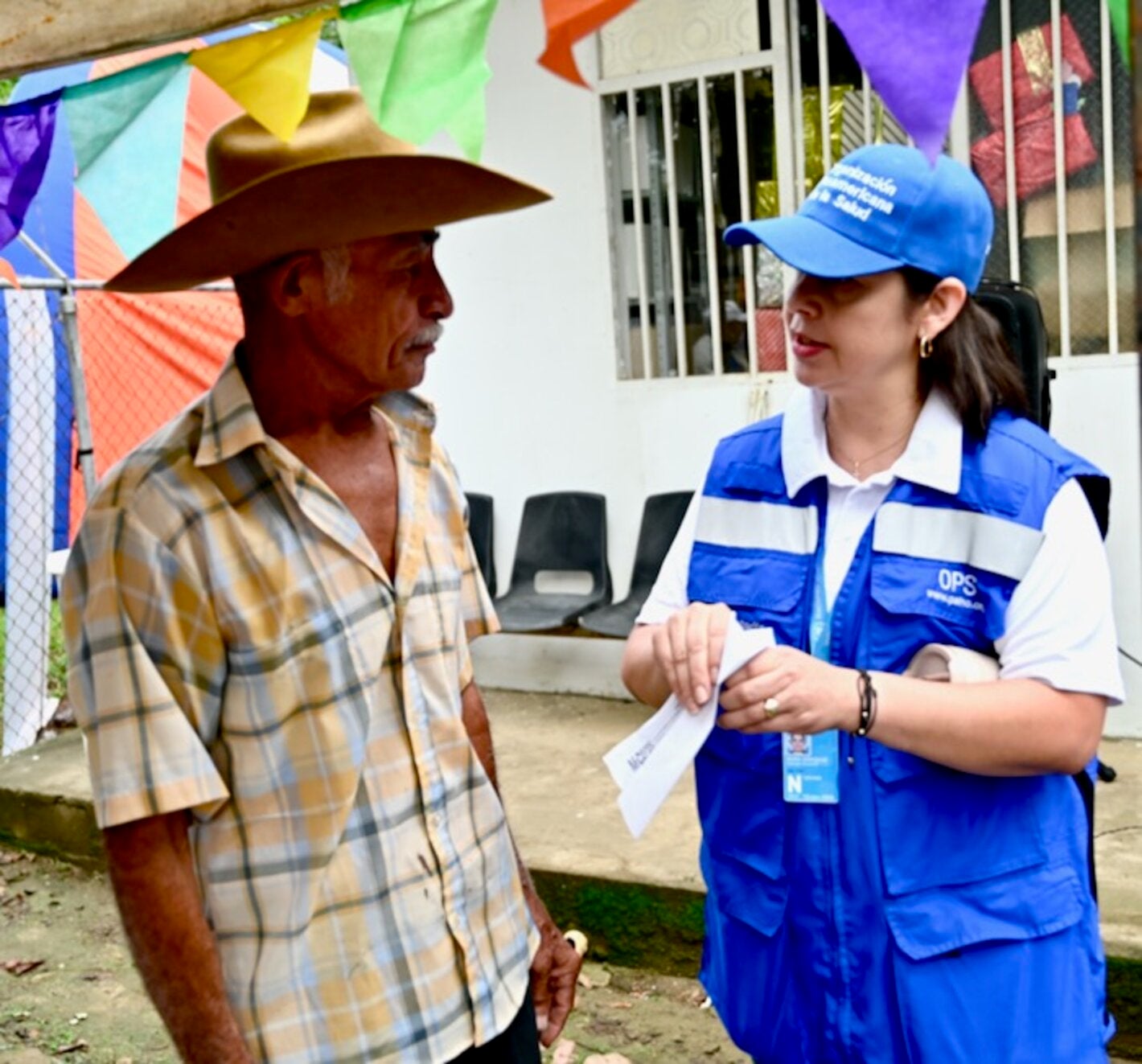 dos personas dialogando