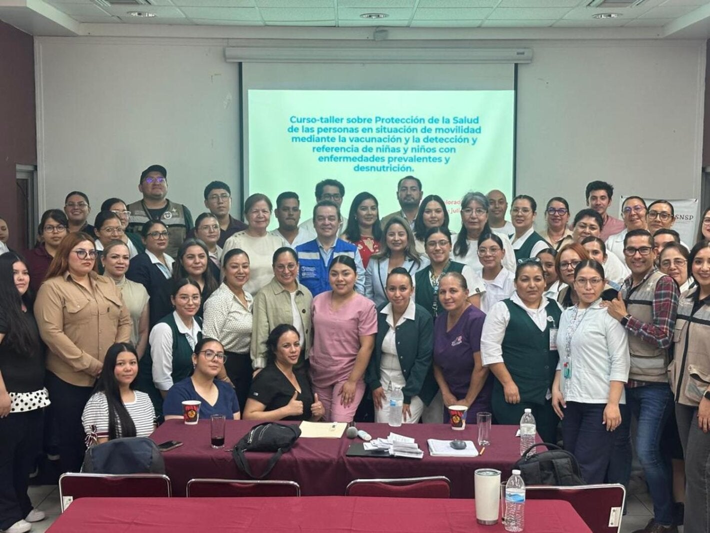 Grupo de personas participantes del curso-taller sobre protección de la salud de las personas en situación de movilidad mediante la vacunación y la detección y referencia de niñas y niños con enfermedades prevalentes y desnutrición en Sonora