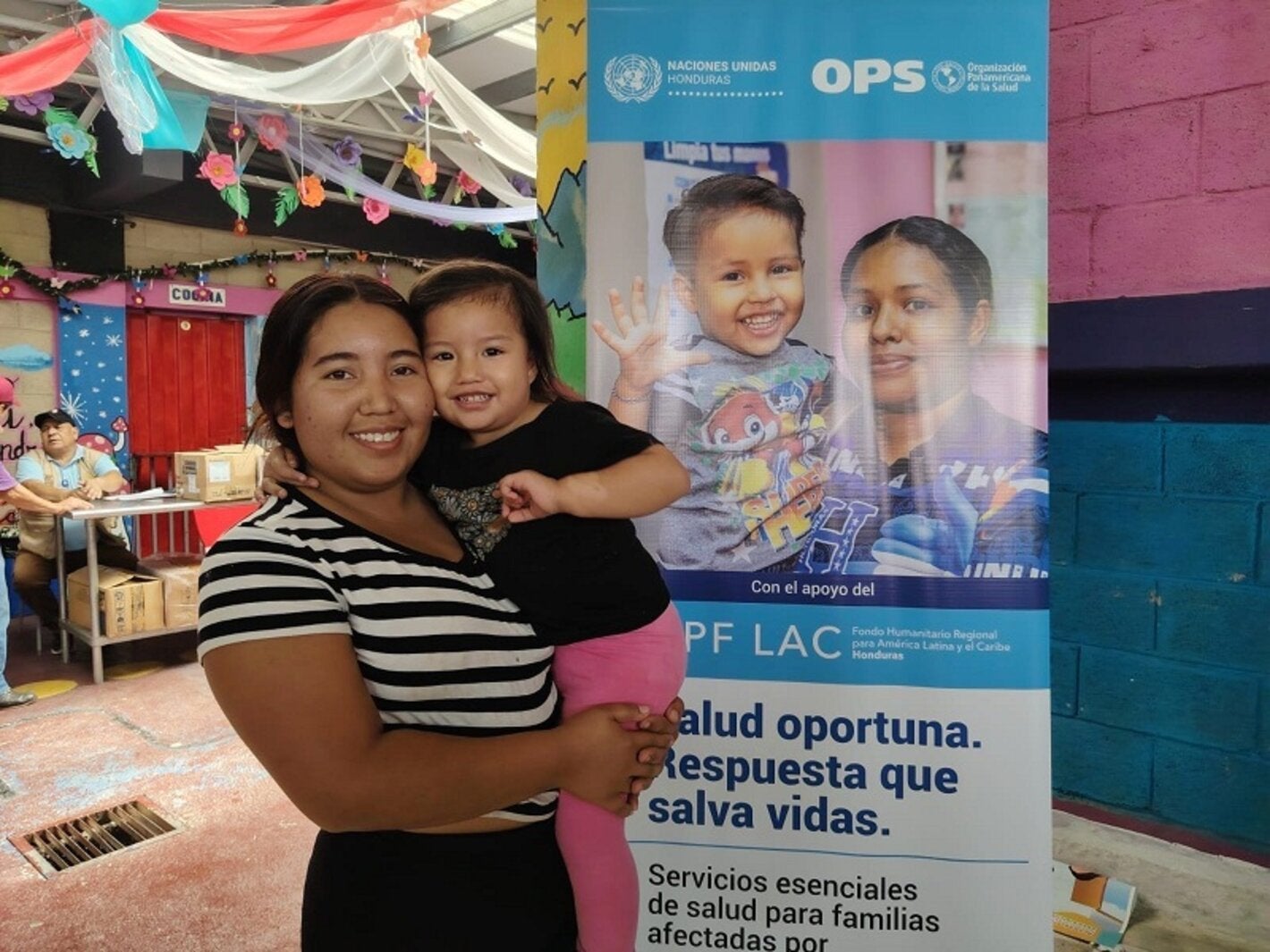 Madre e hija en feria de salud FUNDAMOR