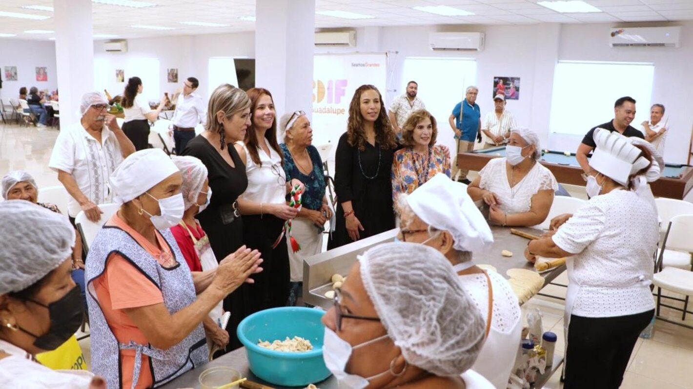 Personas mayores en movimiento realizando taller en Nuevo León