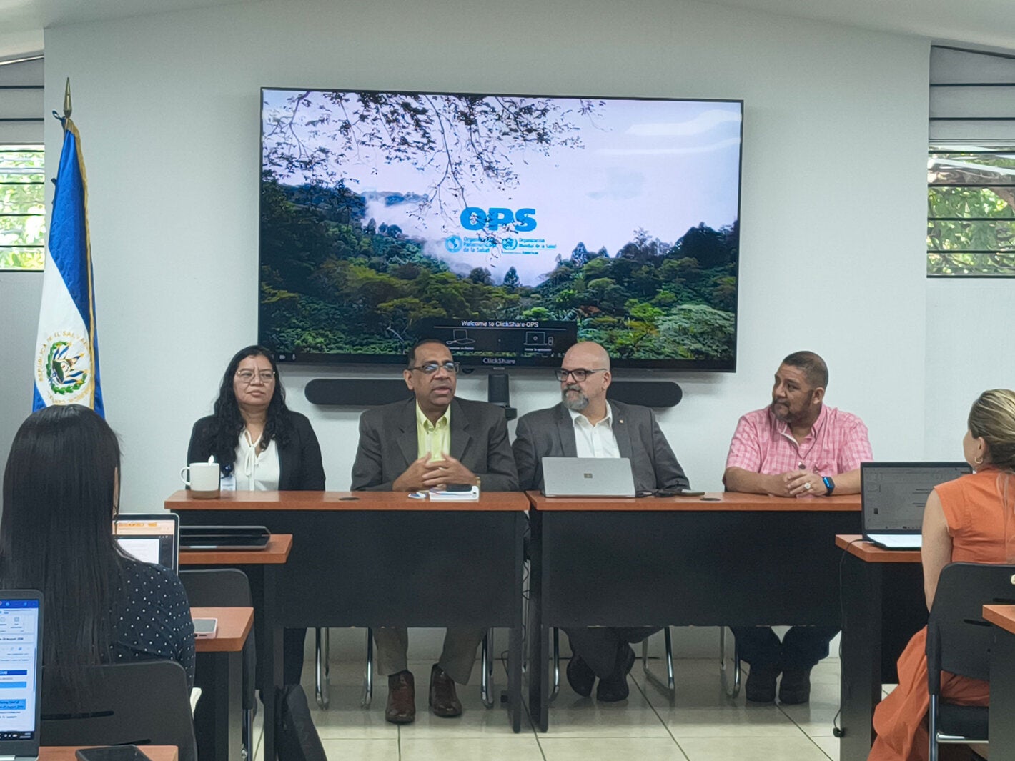técnicos de PANAFTOSA, OPS El Salvador y el Ministerio de Salud reunidos en torno al envenenamiento de animales venenosos