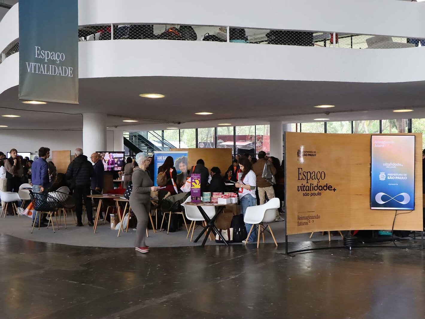 Participantes caminhando no evento