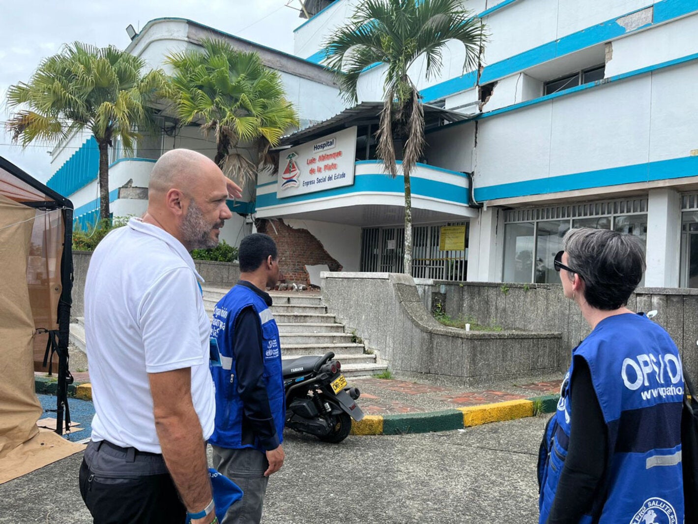 El Representante de la OMS en el país evalúa la infraestructura sanitaria sobre el terreno.