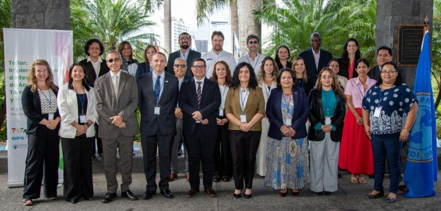 Grupo de participantes de taller, posando a la cámara