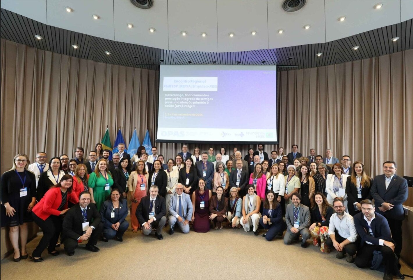 Foto grupal con autoridades y delegaciones que participan del Encuentro regional de redes