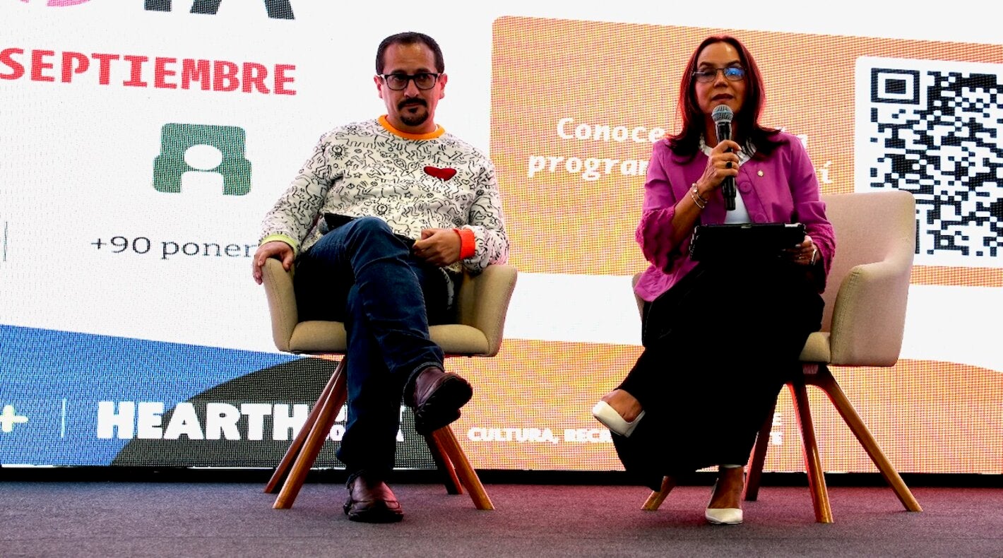 personas en un panel
