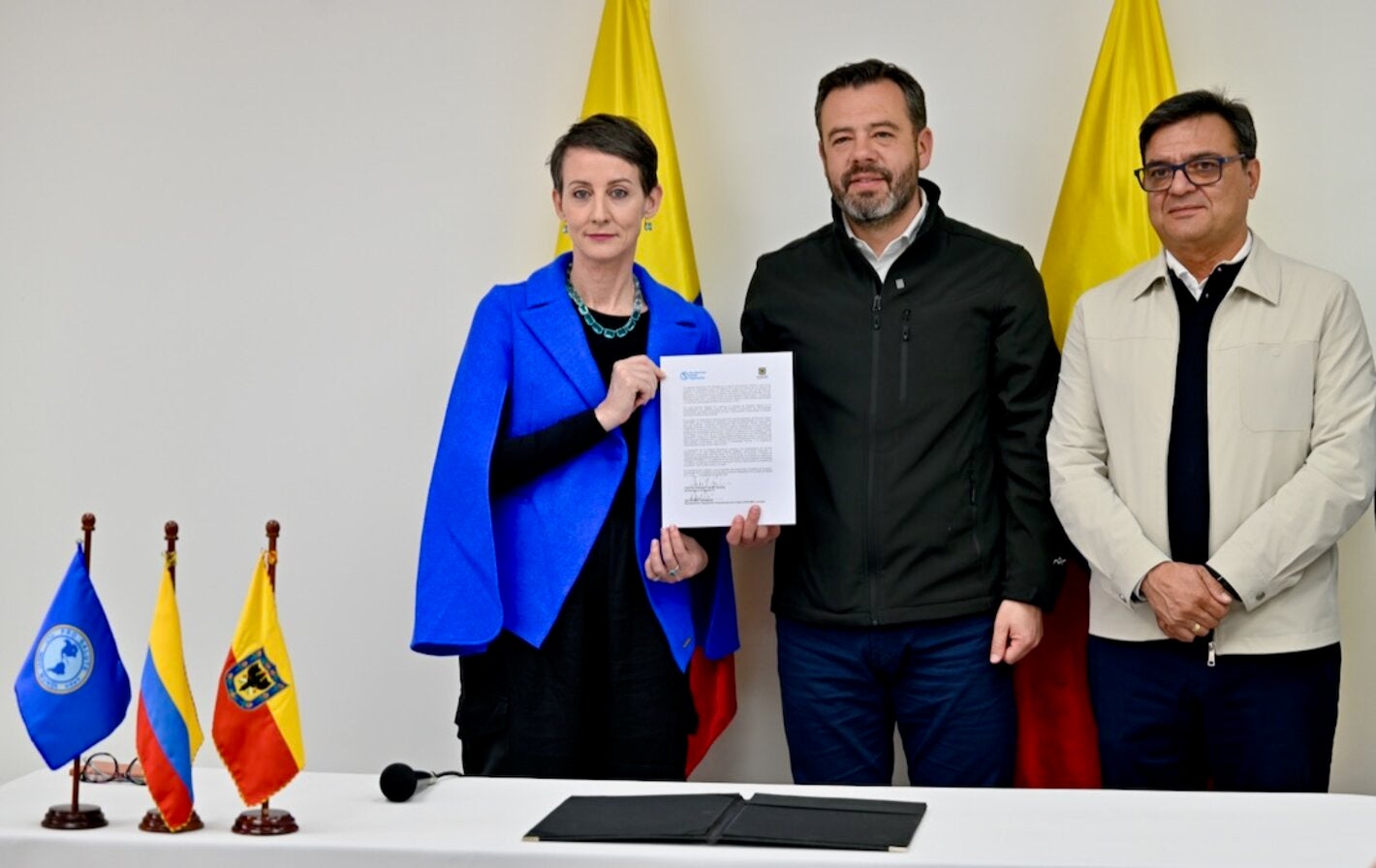 personas sosteniendo un documento
