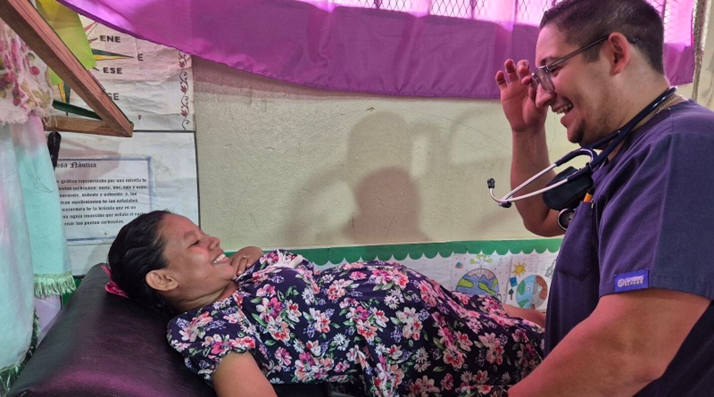 Médico atiende a embarazada en Jamastrán
