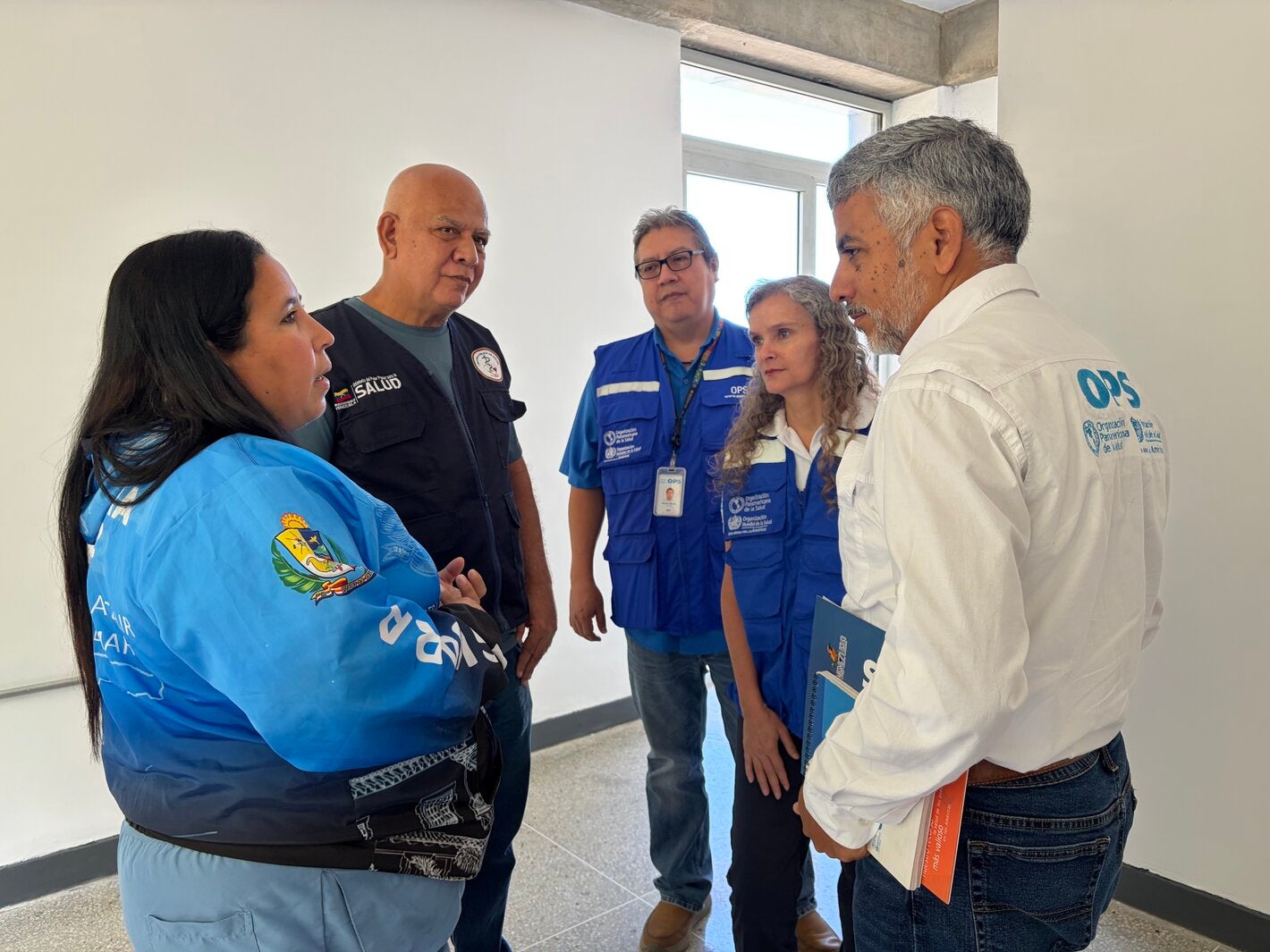 Personal de OPS/OMS Venezuela y equipo de salud de La Guaira, conversan durante la entrega del área rehabilitada.