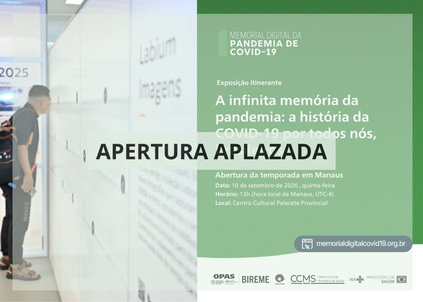 La tarjeta de divulgación informa sobre el aplazamiento de la apertura, en Manaos, de la exposición itinerante “La memoria infinita de la pandemia: la historia de la COVID-19 por todos nosotros, los brasileños”. La imagen muestra a un visitante frente a una instalación de la exposición.