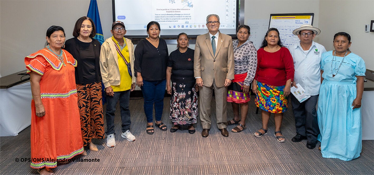 Fotografía grupal con la partición del ministro de Salud de Panamá en compañía de la representante a.i. de la OPS/OMS Panamá y actores importantes de las comunidades indígenas participantes en la jornada