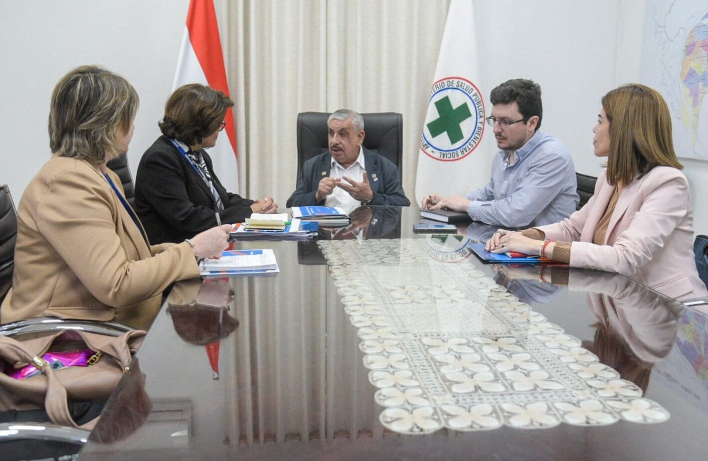 Reunión con ministro de salud