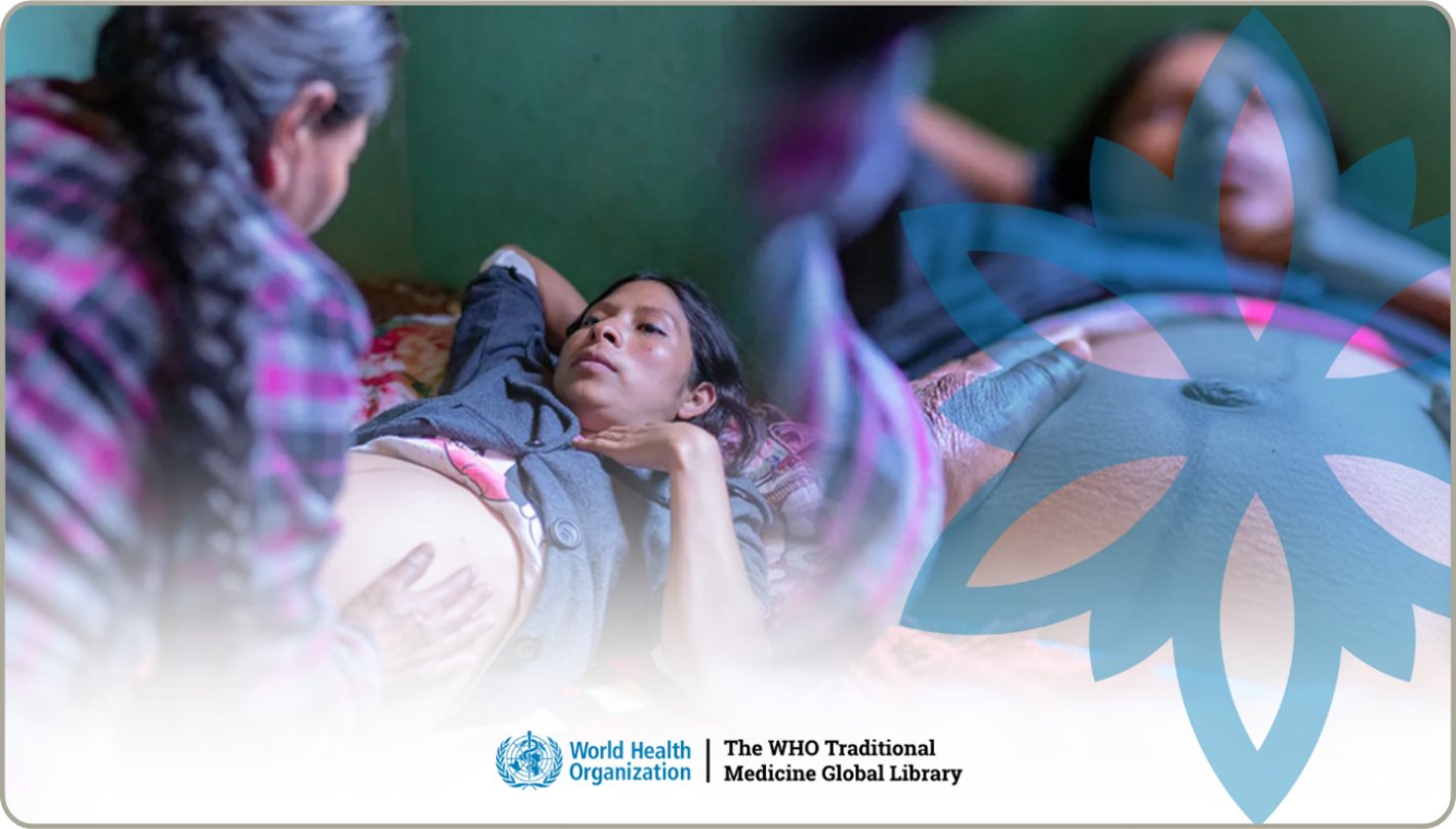 Montaje fotográfico de una mujer embarazada acompañada por una partera tradicional, con el logotipo de la Biblioteca Mundial de Medicina Tradicional de la OMS.
