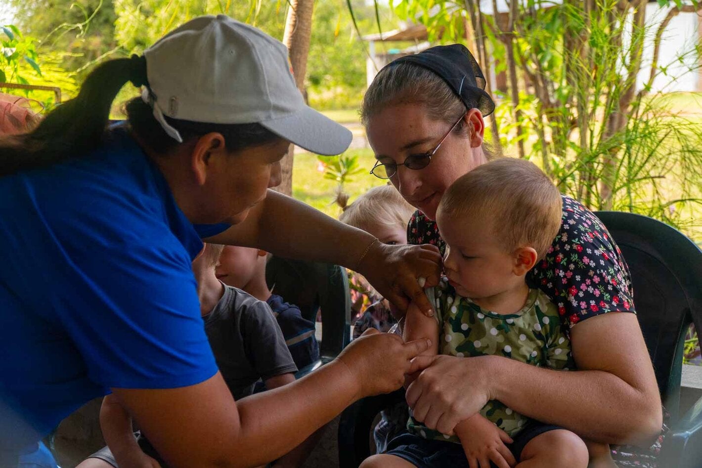 Vacunación en comunidades menonitas en Santa Cruz
