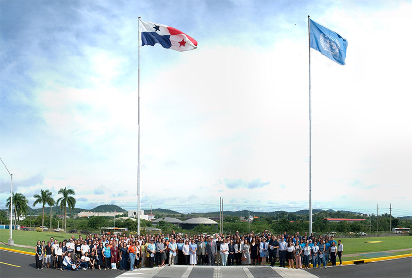 Fotografía panorámica de todos los participantes en la celebración del Día de la Naciones Unidas