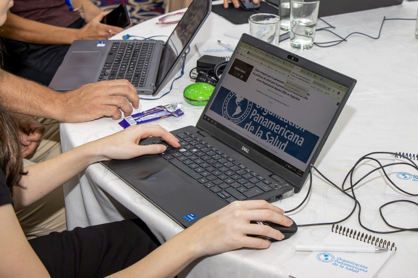 Foto ilustrativa de una persona con una computadora