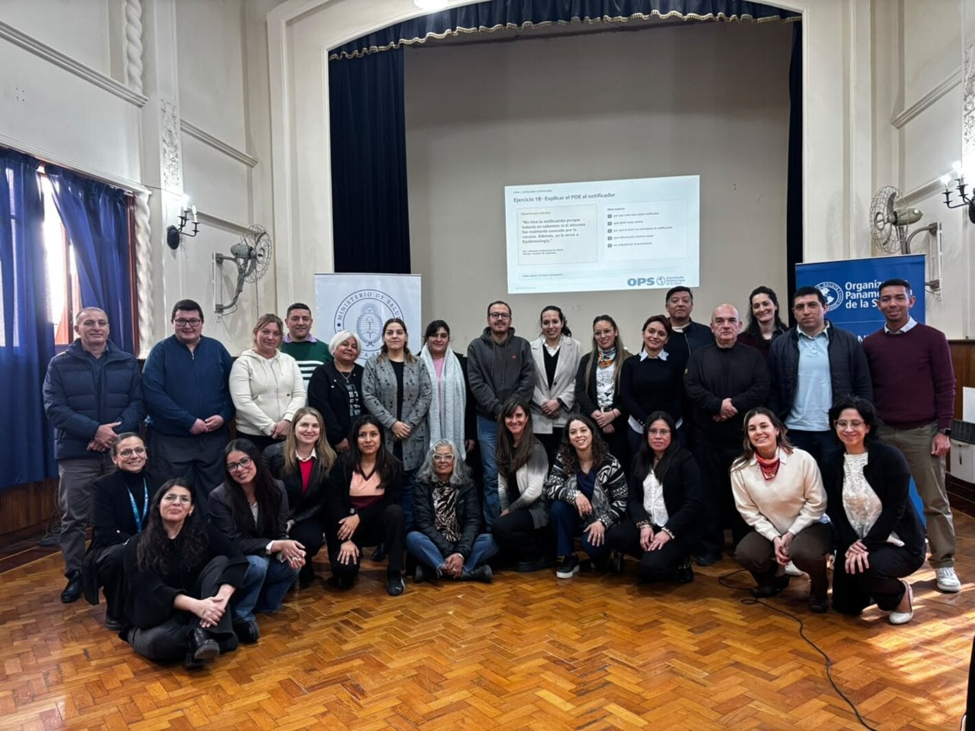 Foto grupal de participantes del taller