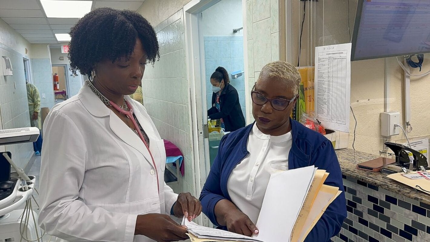 Personal de salud revisa documentos en un centro de salud.