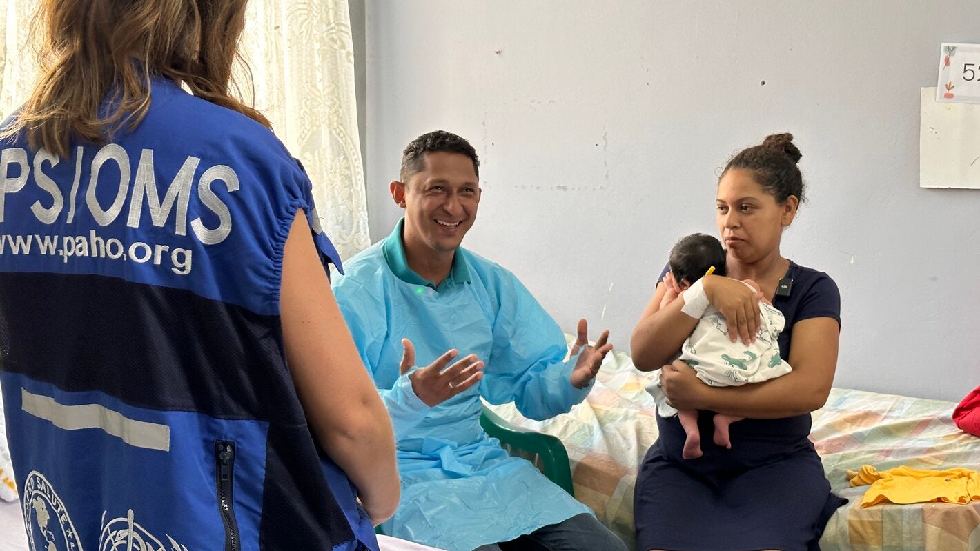 Esposo acompaña a su esposa y recién nacido