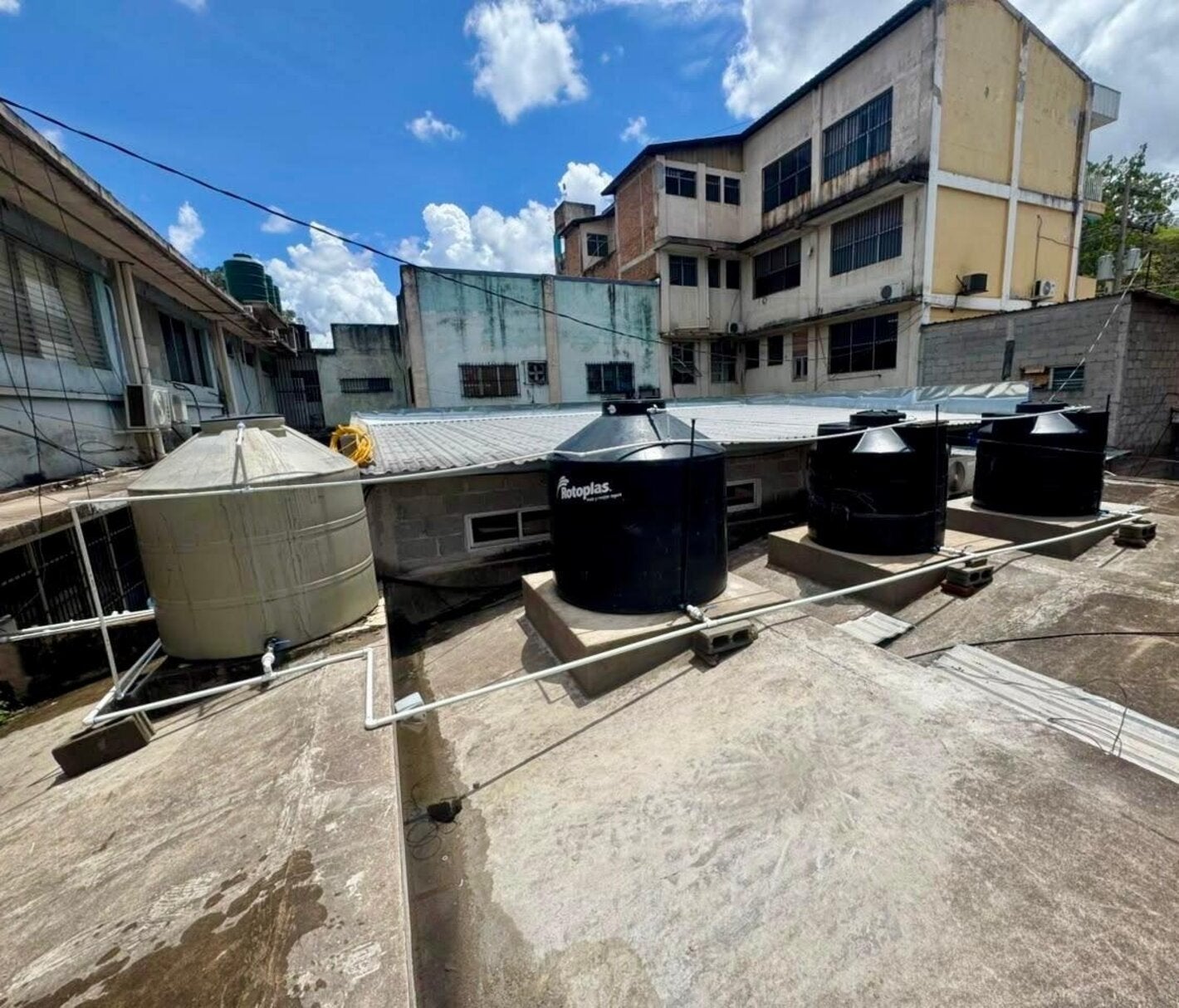 Tanques de abastecimiento de agua en servicio de salud