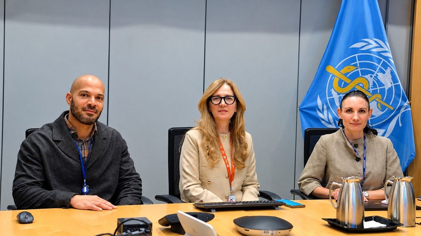 Equipo durante reunión oficial