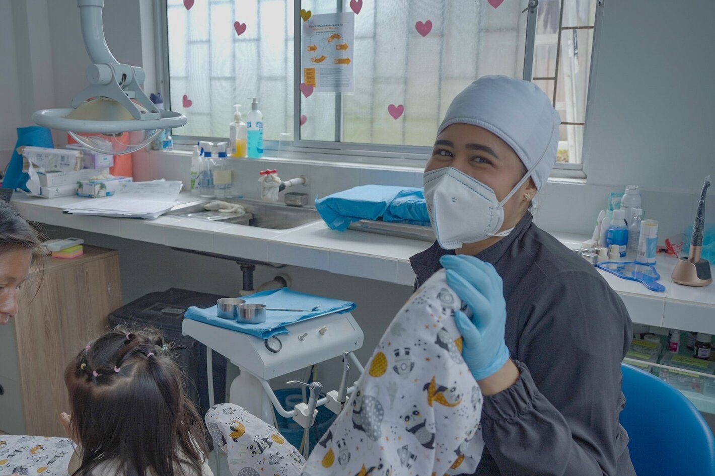 odontóloga sonriendo a la cámara