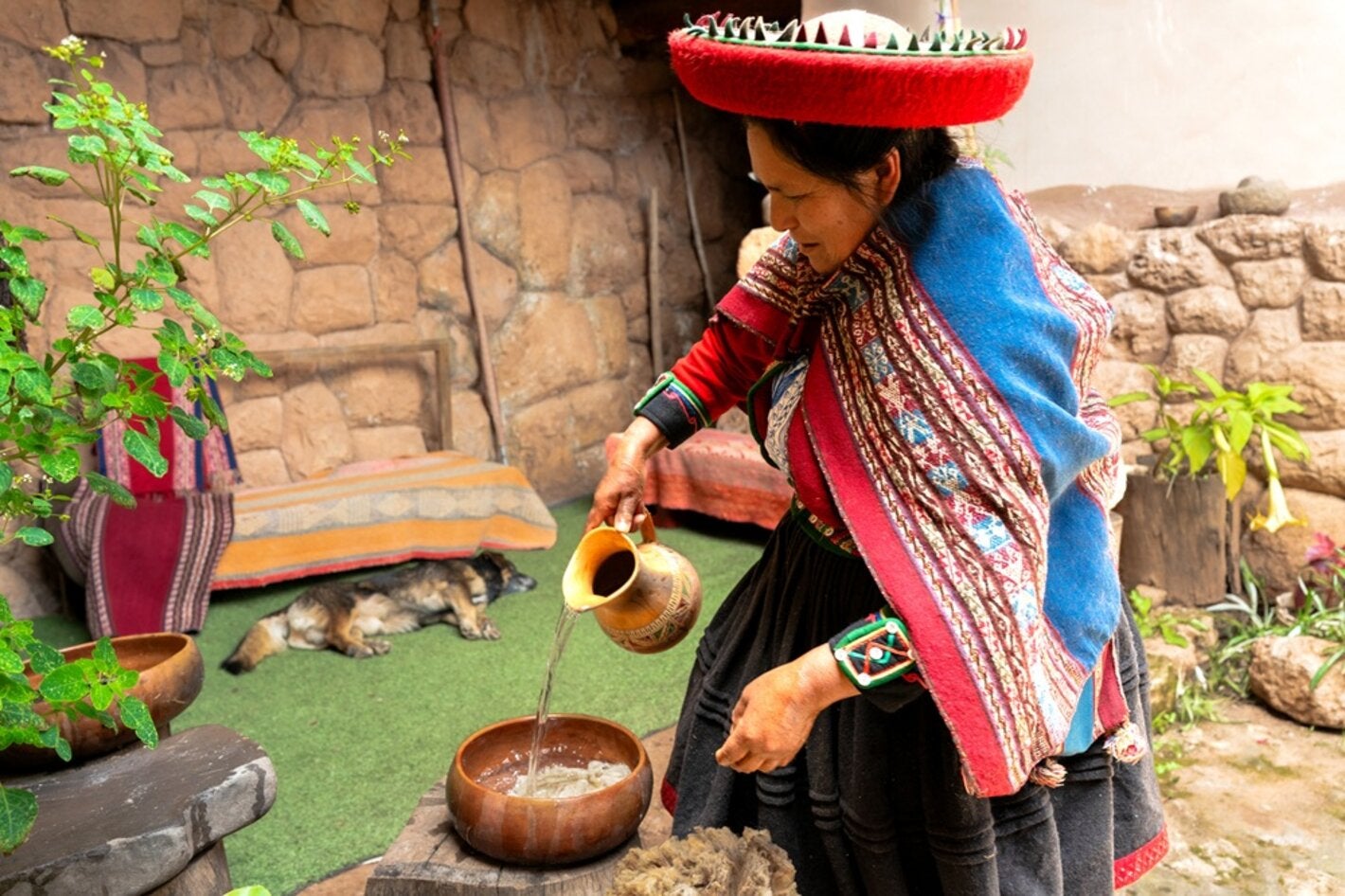 Mujer indígena llevando agua