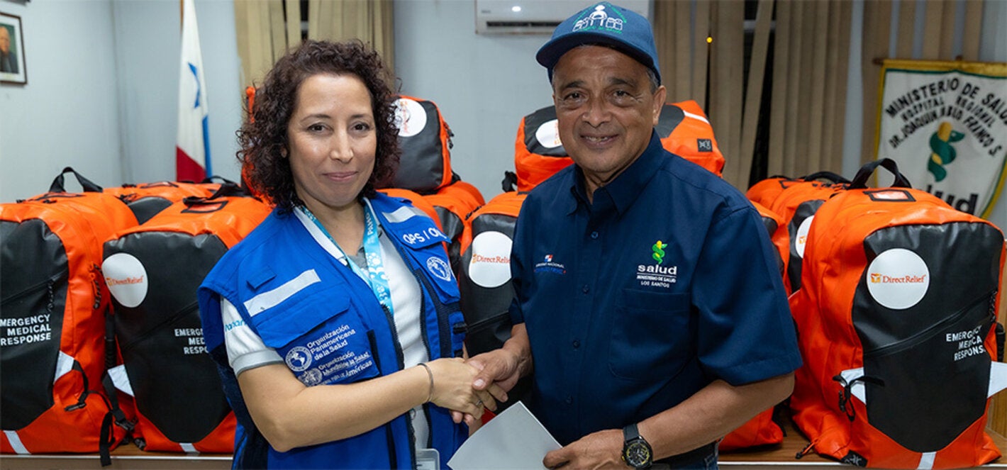Fotografía protocolar durante la entrega de donación de la OPS/OMS al MINSA Panamá de 20 Mochilas de Emergencias Médicas